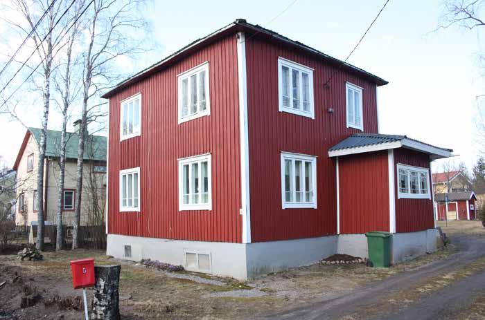 Tiriläntien vanhimpiin rakennuksiin kuuluu tontilla 5 sijaitseva vuonna 1937 tai 1938 rakennettu kaksikerroksinen punainen lautaverhoiltu hirsitalo (196a; luokka 1).