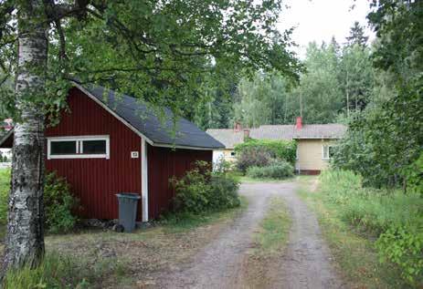 Talojen ympäristö, pihat ja säilyneet piharakennukset muodostavat viehättäviä näkymiä ja tienpätkiä monin paikoin.