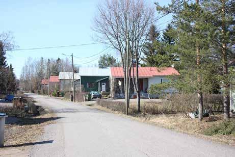 myös pihapiirien kasvillisuudessa ja rakennuskannassa.