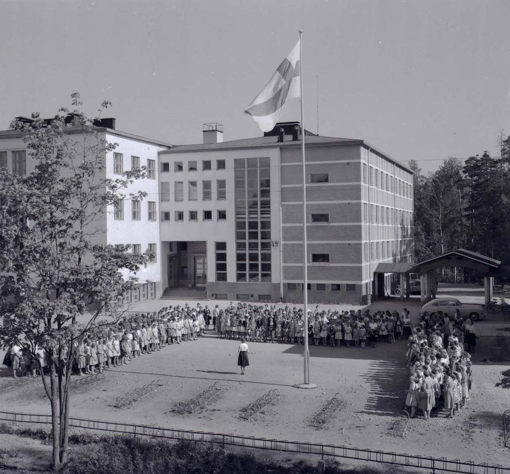 Lyseorakennuksen julkisivun jäsentely on mielenkiintoinen, jopa hiukan orientalisoiva, venetsialaistyylinen. Itäisen julkisivun ulkoneman päällä on ollut torni.
