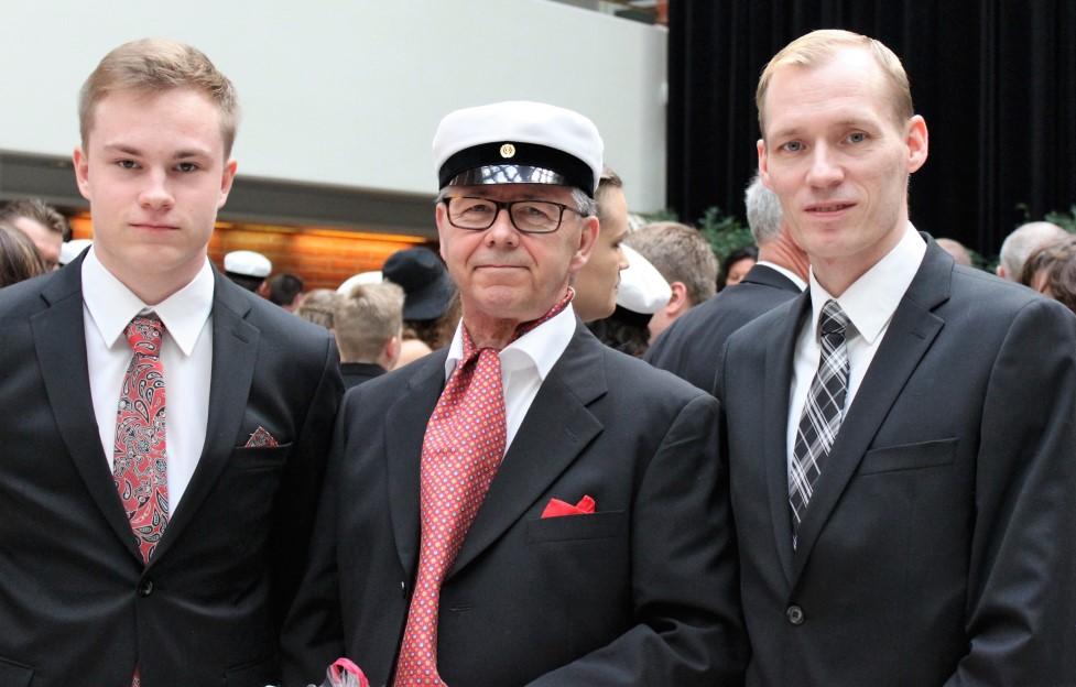Olen tosi taitava... neulomaan, virkkaamaan ja tekemään kortteja (olen käsityö ihminen). Haaveilen... lomasta JÄSENTIEDOTE Nimi: Juhani Tolvanen, Jussi Ikä: oko se on 64?
