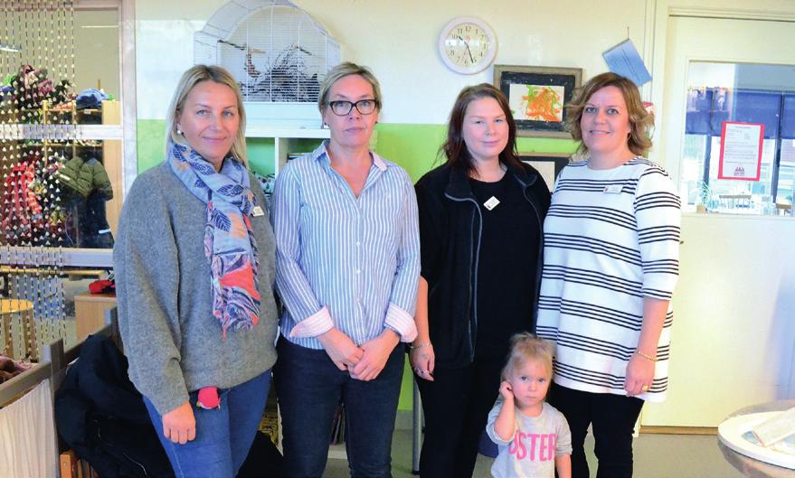 Kuvassa lastenhoitaja Jane Torning, Haningen vähemmistökoordinoija Sanna Rantamäki, lastenhoitaja Jonna Nevalainen ja esikoulupedagogi Leena Djioui. Kuva: Martin von Pfaler.
