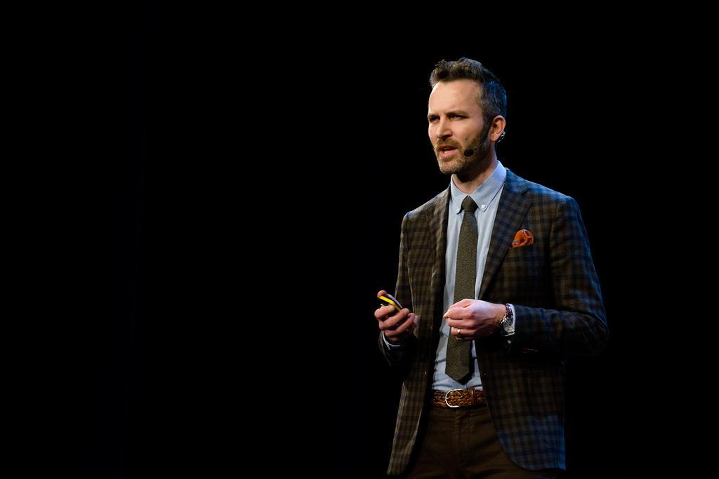 The Stockholm Syndrome of Advertising Kulutuksen politiikka Kulutuskulttuuria on kritisoitu useista syistä