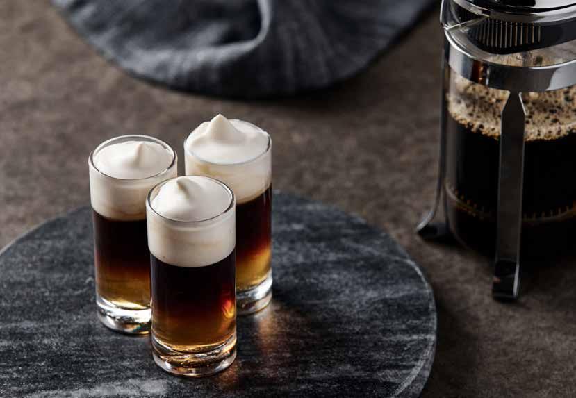 AFFOGATO Laita jäätelöpallo lasiin tai cappuccinokuppiin ja kaada päälle kuuma tuplaespresso.