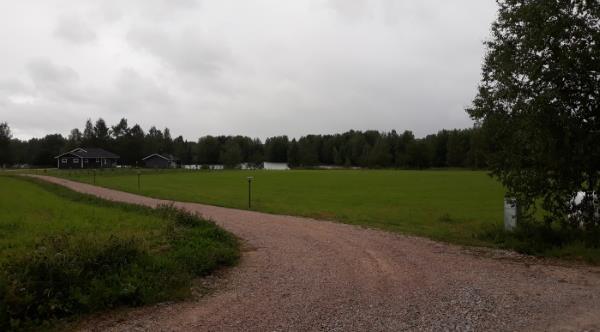 Sivu 8 / 21 Kuva 5 Näkymä maatilakeskuksen pihatien kulmalta korttelien 2 ja 3 suuntaan johtavalle yksityistielle (kaavan mukainen katualue) ja ranta-alueelle.