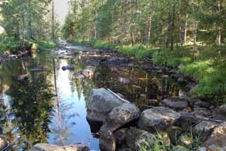 Pohjalla on hiekan päällä suuria kiviä (>30 cm) Koordinaateissa 3597867 7072221 itärannalla on 10 metriä pitkä ja kaksi metriä leveä sivu-uoma. Pääuoma on edellisenlainen, mutta noin metrin kapeampi.