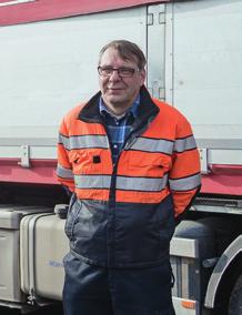 Tehtävää varten kehitettiin yhdessä autoilijoiden ja kuljetuksenantajan kanssa matala puoliperäväunu nousevilla seinäpeitoilla, joka teki siitä erityisen soveltuvan