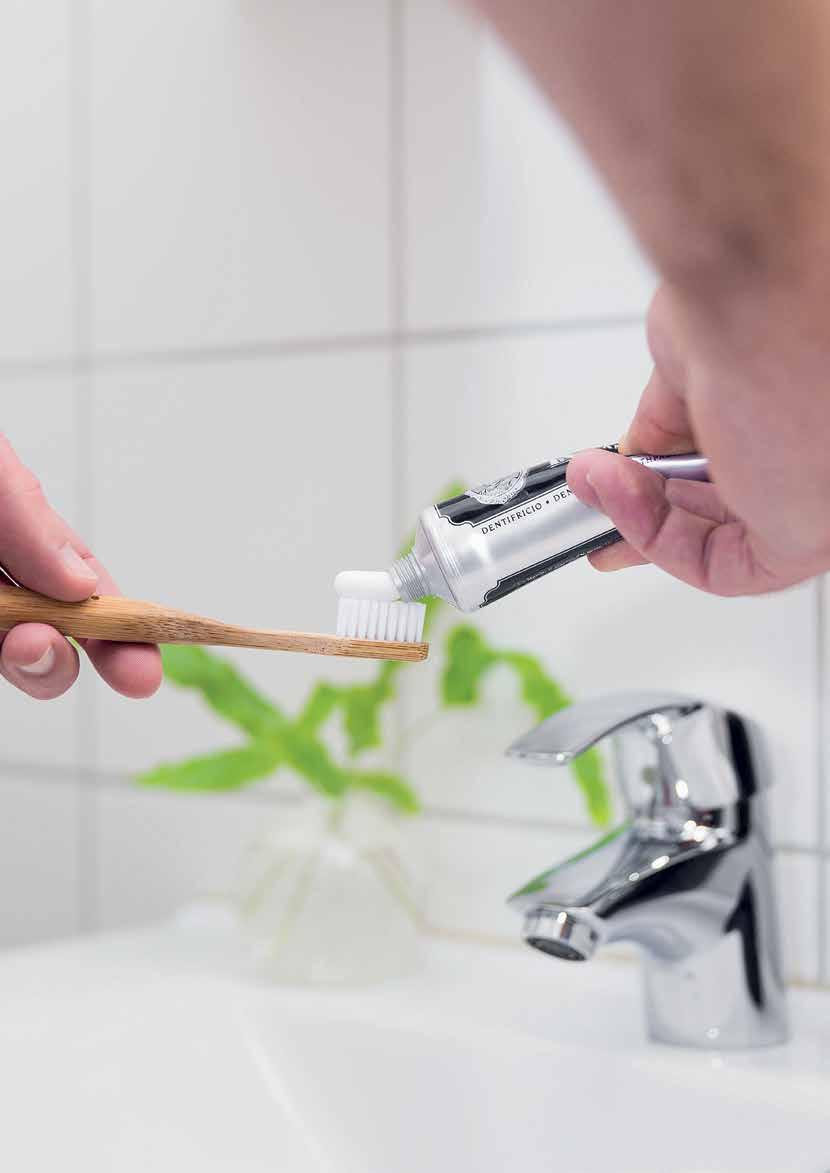 Skanska Design Confident Valoa heijasteleva kiiltävän valkoinen laatta luo raikkaan ilmeen kylpyhuoneeseen.