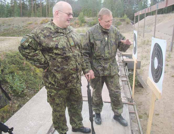 Kuin sattuman oikusta Erkki Rikan siunaustilaisuus pidettiin Anjalassa samaan aikaan kuin ampumakilpailu alkoi Tyrrissä.