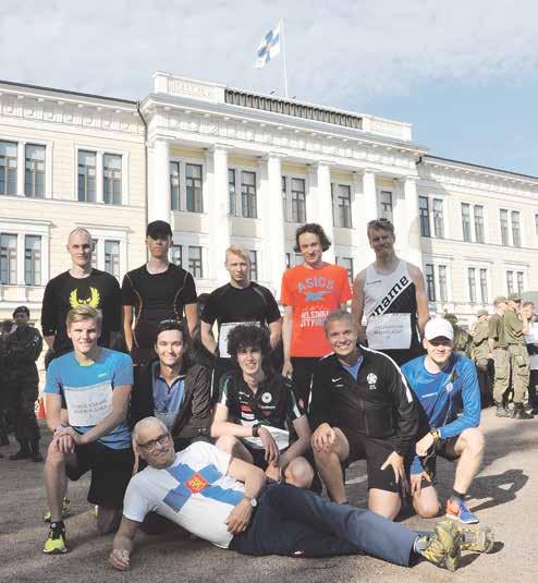 Edessä joukkueen kokoaja Matti Kunnas. RUK:n johtaja, eversti Jouko Rauhala onnittelee viestin aloittanutta Jyri Takasta. Takasen vieressä Ville Simola ja Daniel Koivisto.