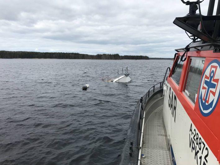 Toinen hankalampi tilanne muodostuu, kun veneeseen alkaa virrata vettä. Yllättävän pian syntyy mielihalu poistaa häiritsevän märkä materiaali kauniista veneestämme. Kysymys kuuluu miten?