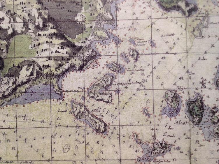 vaatii radioluvan), VHF ja VHF-DSC kiinteästi asennettuna. Matkapuhelin säänkestävästi suojattuna.