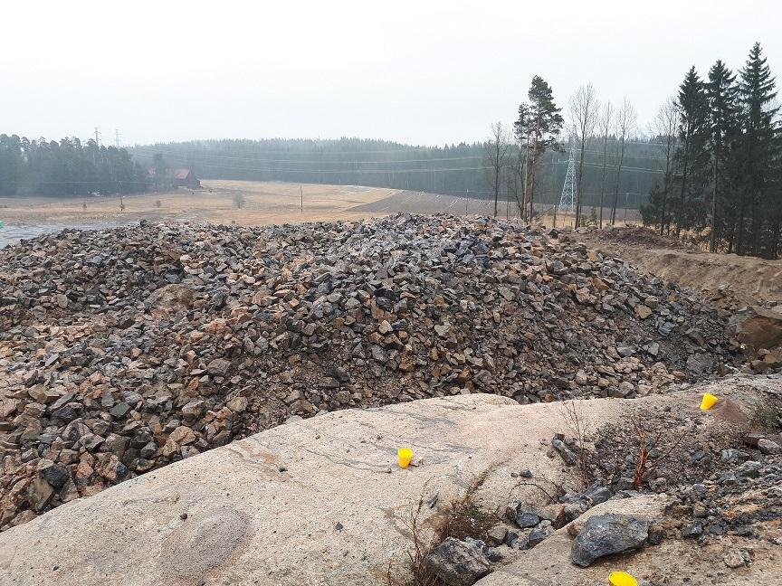 11/30 Kuva 3.2 Topinojan kalliovaraston louhinnan työmaa-aluetta 3.3 Tehdyt selvitykset ja suunnitelmat Ympäristöluvassa nro 36 YLO/31.5.2006 ja Vaasan hallinto-oikeuden päätöksessä 5.3.2008 on asetettu määräaikoja selvityksille Topinojan kaatopaikkavesien esikäsittelytarpeesta ja kaatopaikkavesien vaikutuksista pohjavesiin (lupamääräykset 35 ja 37).