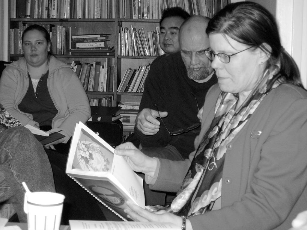 Esperanta Finnlando Esperantobladet helmikuu februaro 1/2008 Nova jaro, kaj plu al forta agado en la nova EAF-jarcento. Fotolibron de la jubilea festo studata dum la Zamenhofa tago en la oficejo.