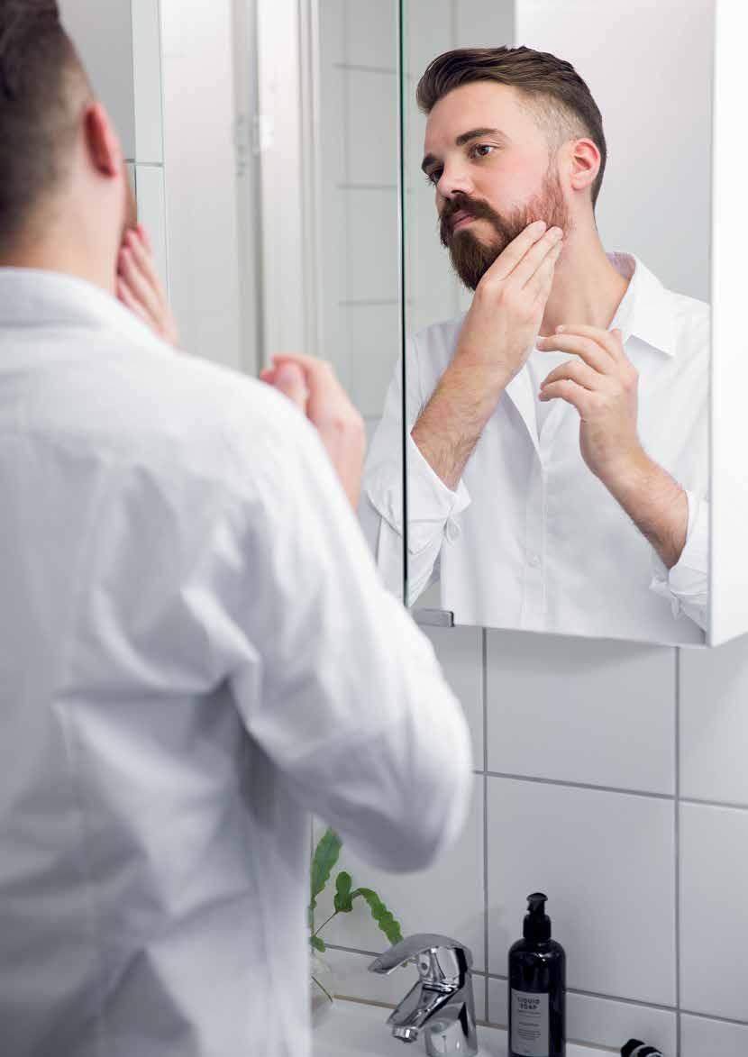 Skanska Design Confident Kylpyhuone ja wc Valoa heijasteleva kiiltävän valkoinen laatta luo raikkaan ilmeen kylpy huoneeseen.