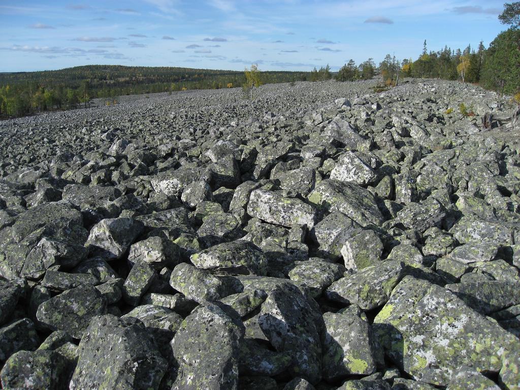 sen alapuolelle kerrostunutta rantakivikkoa. Kuva: K.