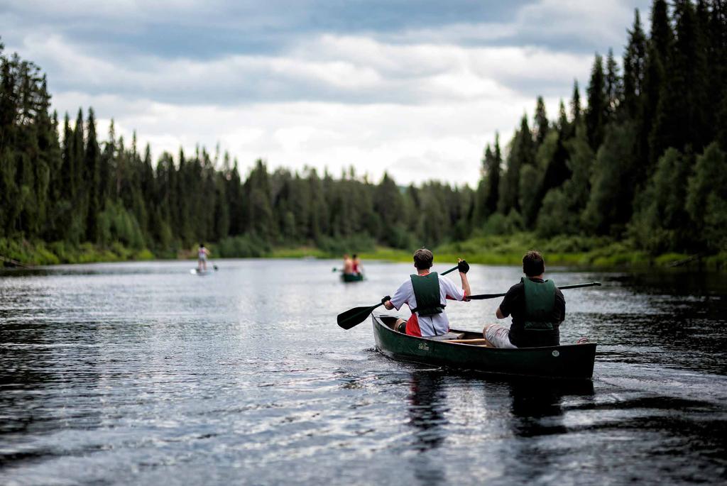 YHDEN- VERTAISIA LUONTO- KOKEMUKSIA KAIKILLE IHMISET Metsähallitus ylläpitää maksuttomia peruspalveluja retkeilijöille sekä tarjoaa metsästys- ja kalastusmahdollisuuksia myöntämällä erälupia valtion