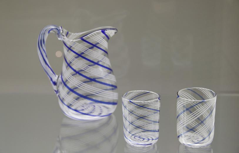 Kiehtova kierre filigraanilasi Suomessa Filigree glass from Finland 22.9. 31.12.2017 Näyttely syntyi Marja-Leena Salon tekeillä olleen kirjaprojektin pohjalta.