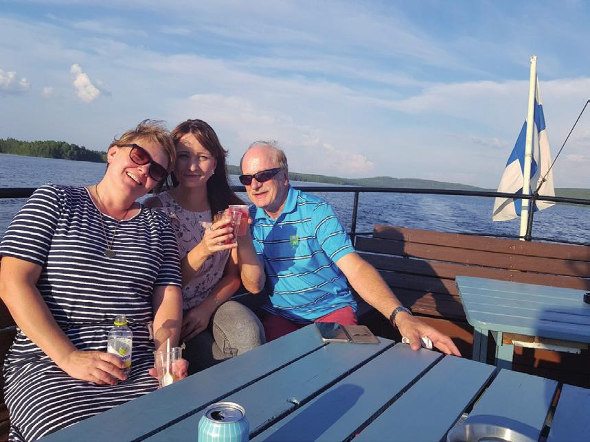 Kansimieskokki, Marjut Koskinen, napsautti grillin päälle heti. Kermaperunat, possut, salaatit ja muut herkut ehtivät käväistä tarjoiluastioissa.