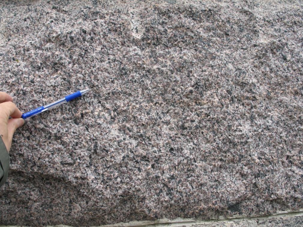32 LIITE 3. Aulanko Sijainti, laajuus ja aikaisemmat tutkimukset Aulangon granodioriittina tunnettu syväkivialue sijaitsee Hämeenlinnan kaupungin kohdalla. Sen pintaala on noin 100 km 2.