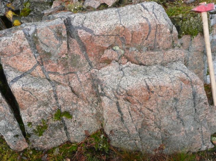 (Kärkkäinen ym. 2015a, b). Neuvosen kallioperäkartoituksien (1954, 1956) mukaan alue on ns. Urjalan graniittina tunnetun syväkivialueen eteläreunalla.