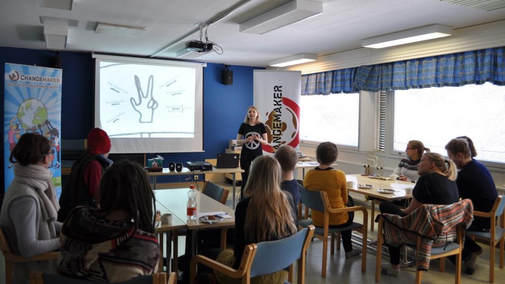8. Yhteiskunnallinen levyraati Musiikki on hyvä keino nostattaa henkeä ja tsempata itseään ja kavereitaan, kun vaikuttamistyön hitaus turhauttaa ja tuntuu vaikealta.