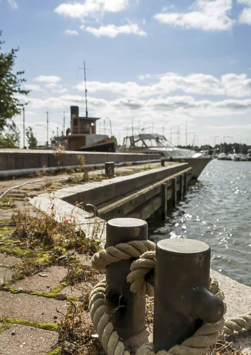 Merellinen Helsinki alkaa kotioveltasi Tullisaarenselän edustaa halkoo pitkä ja kaunis aallonmurtaja. Purjeveneiden valkeat rungot kimaltelevat ulapalla.