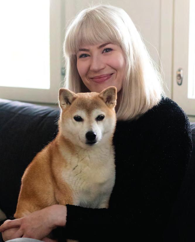 isketta Timantissa Koiranelämää sarjakuvina Mittanauhan lisäksi luovan naisen käsissä pysyvät tottuneesti niin siveltimet kuin kynätkin. Olen pienestä pitäen tottunut olemaan kynä kädessä.