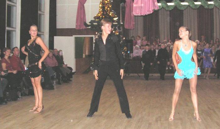 UUTISIA JA KISASIJOITUKSIA VUODELTA 2006 JOULUKUU 2006 Järjestötalolla (12.12.2006) vietettiin Parketin joulujuhlaa Ohjelmassa oli eri ryhmien tanssiesityksiä. Juusolla kävi joulujuhlissa säkä.