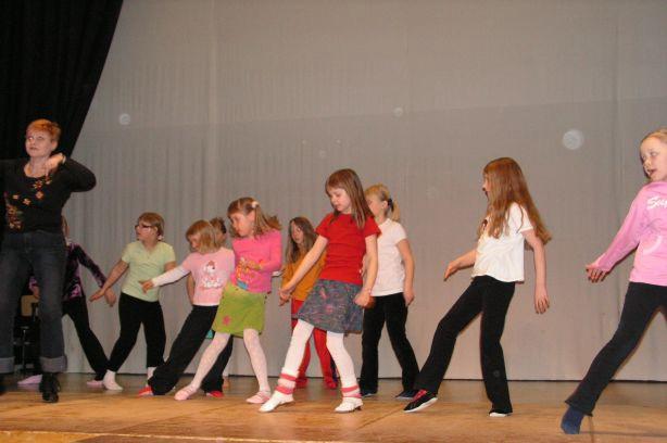 Kuvassa Heli Äikäs ja Bailatino Kids -ryhmäläisiä Katso lisää kuvia Aprillikatrilli -sivulta Turussa (1.4.2006) pokattiin pokaaleja Esa ja Katariina S1-E 1. sija Jari ja Pirjo S1-E 3.
