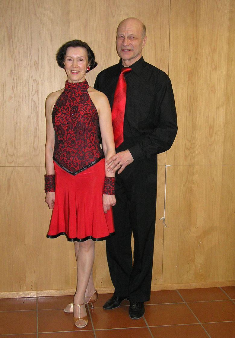 kierros. Juuso ja Camilla Jun 2 vakiot ja lattarit 2. kierros. Henri ja Annika Jun 2 vakiot ja lattarit 2. kierros. Hämeenlinnassa (4.11.2006) hamuttiin pokaaleja Kalle ja Tepa Sen 2-D vak. 3.
