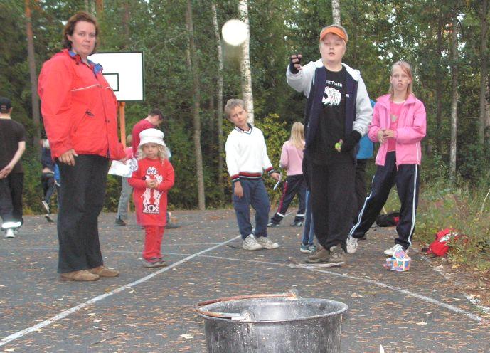 Lohjan mitalistit: Yksjärvet ja Gärdströmit senioriluokassa sekä Henri ja Annika junioriluokassa. Lapsikilpatanssijoiden illanvietossa Usmissa (22.9.