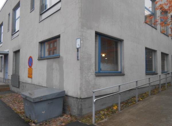 15(43) 5.3 Rakenteesta tehdyt havainnot Rapatut julkisivut Rapatuissa julkisivuissa esiintyy merkittäviä vaurioita, kuten mm.