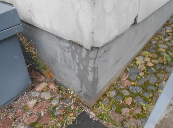vedenvalumajälkiä räystäiden ja katosten kohdalla paikallista leväkasvustoa julkisivun pinnalla paikoittain maalattuja/korjattuja alueita halkeamia ja vaurioita liikuntasaumoissa Vedenohjauksen