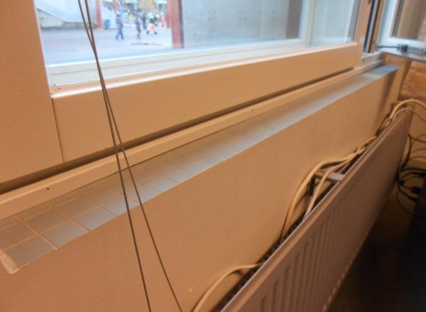22(43) Ikkunaliittymässä ilmavuoto Ulko- ja väliseinän kulmauksessa ilmavuoto Huonetila 1030, 1.