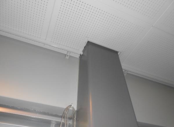 34(43) Sisäpuolisista rakenteista tehdyt havainnot Laajennusosan sisäverhouksena on maalattu levyverhous- ja maalattu betoninen sisäkuori.