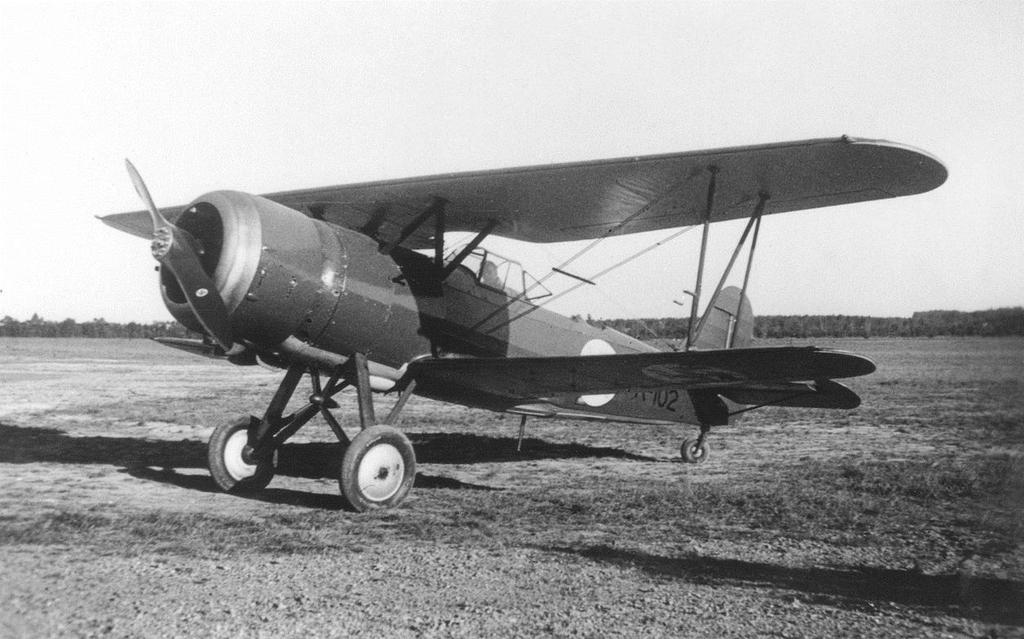 Fokker C.X Fokker C.X oli alankomaalainen kaksipaikkainen tiedustelukone ja syöksypommittaja. Suomeen tilattiin neljä konetta ja hankittiin valmistuslisenssi vuonna 1936. Fokker C.X oli talvisodan alkaessa päälähitiedustelukoneemme joka teki lähes 600 sotalentoa ja pudotti 60 tonnia pommeja.