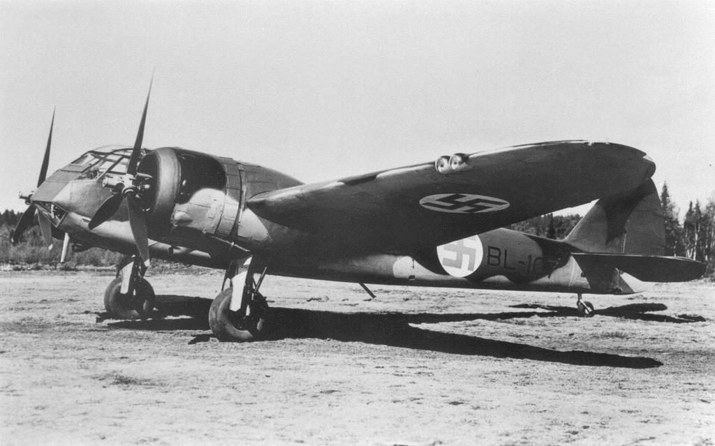Bristol Blenheim Mk. I ja IV Bristol Blenheim Mk. I ja IV olivat brittiläisiä kaksimoottorisia kolmipaikkaisia pommituskoneita.