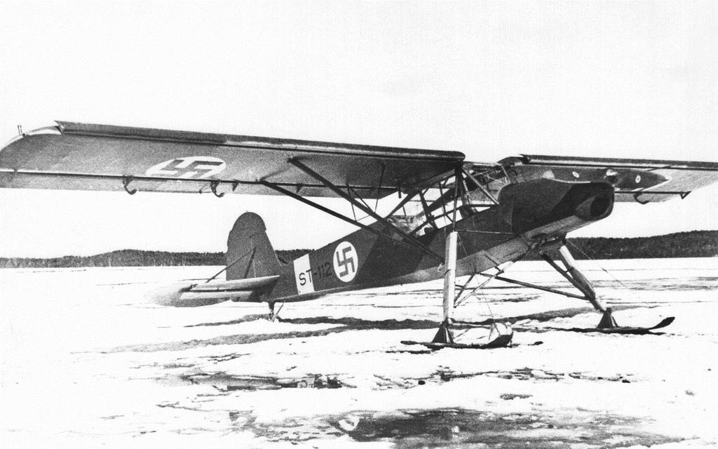 Fieseler Fi 156 K-1 Storch Fieseler Fi 156 K-1 Storch on saksalainen kaksi kolmipaikkainen yhteyskone. Koneen suunnittelussa pyrittiin mahdollisimman lyhyeen lentoonlähtö- ja laskumatkaan.