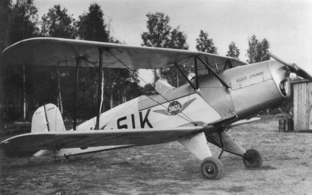Bücker Bü 131 Bücker Bü 131 Jungmann oli saksalainen kaksipaikkainen koulu- ja taitolentokone. Ainoa ilmavoimien käytössä ollut kone pakko-otettiin 14.10.1939.