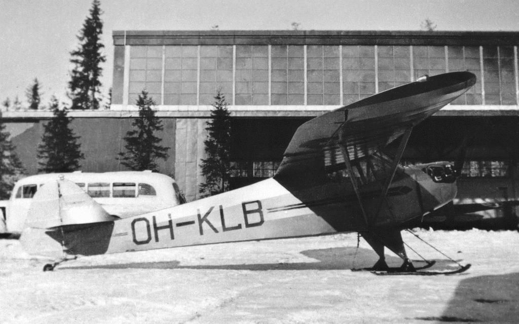 Taylorcraft BC-12D Taylorcraft BC-12D oli yhdysvaltalainen kaksipaikkainen yleisilmailukone. Niitä pakko-otettiin siviilistä 14. lokakuuta 1939 kaksi kappaletta.