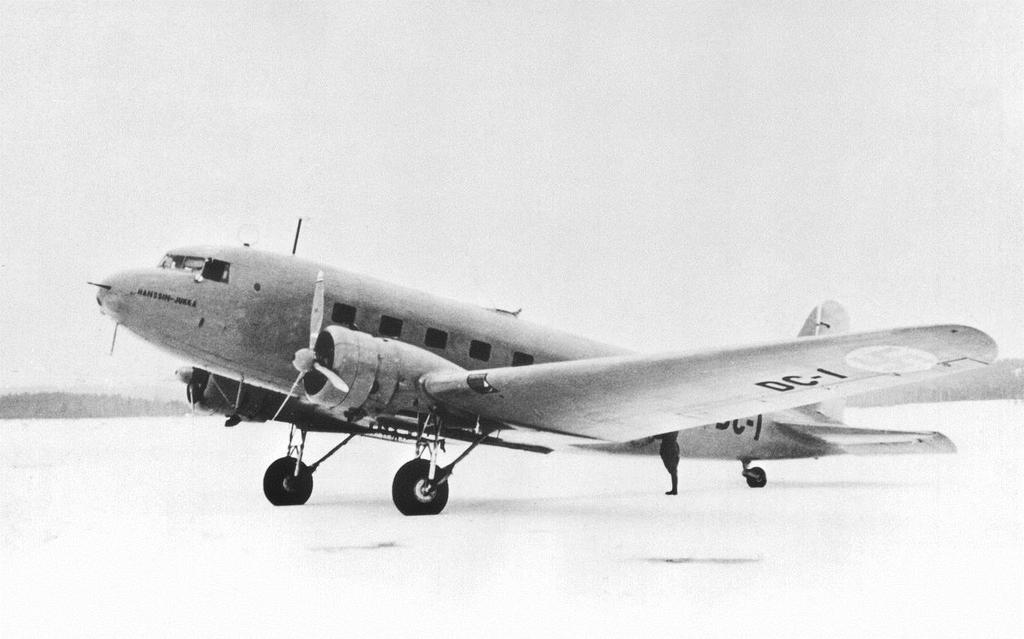 Douglas DC-2 Douglas DC-2 oli yhdysvaltalainen kaksimoottorinen matkustaja- ja kuljetuskone joka vei kolmen hengen miehistön lisäksi 14 matkustajaa.