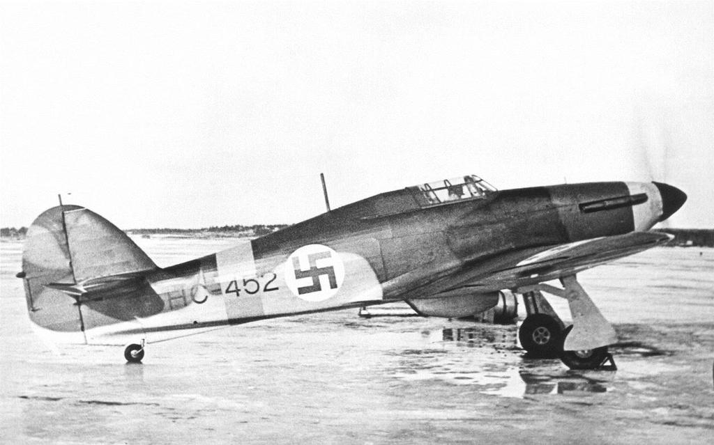 Hawker Hurricane I ja IIA Hawker Hurricane I ja IIA olivat brittiläisiä yksipaikkaisia hävittäjiä. Talvisodan aikana britit myivät Suomeen 12 konetta, mutta ne eivät ehtineet mukaan sotatoimiin.