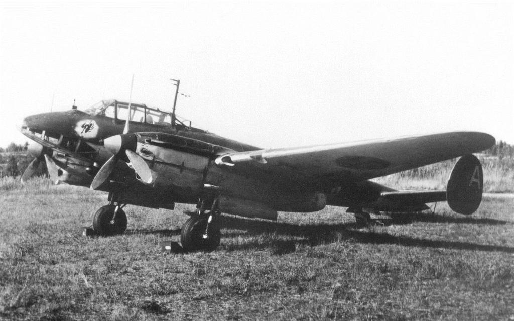 Petljakov Pe-2 ja Pe-3 Petljakov Pe-2 oli venäläinen kaksimoottorinen ja kolmipaikkainen syöksypommituskone.