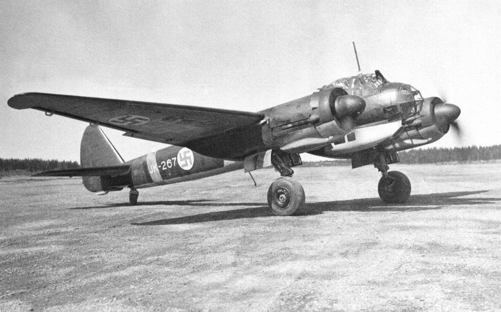 Junkers Ju 88 A-4 Junkers Ju 88 A-4 oli saksalainen kaksimoottorinen ja nelipaikkainen keskiraskas pommikone, joka pystyi vaaka- ja syöksypommitukseen.