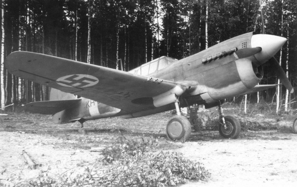 Curtiss P-40M-10 Warhawk Curtiss P-40M-10 Warhawk oli yhdysvaltalainen yksimoottorinen ja yksipaikkainen hävittäjä. Britit ja venäläiset kutsuivat sitä Kittyhawkiksi.