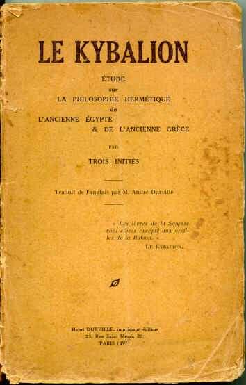 Kybalion Alkuperäisteos ilmestyi ranskankielisenä 1908 tekijänä nimimerkki Trois Initiés (Kolme Vihittyä) Kirjaan on koottu