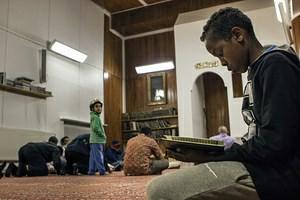 Uhrijuhla kuvastaa muslimeille Jumalan armoa, koska Abrahamin ei tarvinnut uhrata poikaansa Ismailia, vaan lammas. Juhlan aikaan suku ja ystävät kokoontuvat syömään.