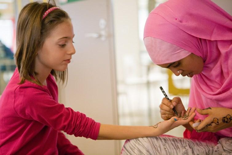 Id al fitr 4.-5.6.2019 Id al fitr on muslimeille iloinen juhla, jolloin kaikille riittää hyvää ruokaa ja makeita herkkuja.