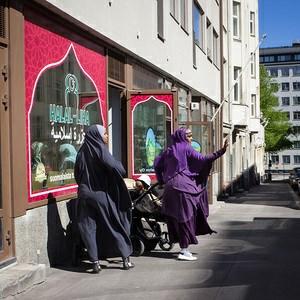 Kolmen juhlapäivän aikana kokoonnutaan perheen kanssa, käydään muistamassa vainajia haudoilla sekä tavataan kaikkia mahdollisia sukulaisia, naapureita ja ystäviä.